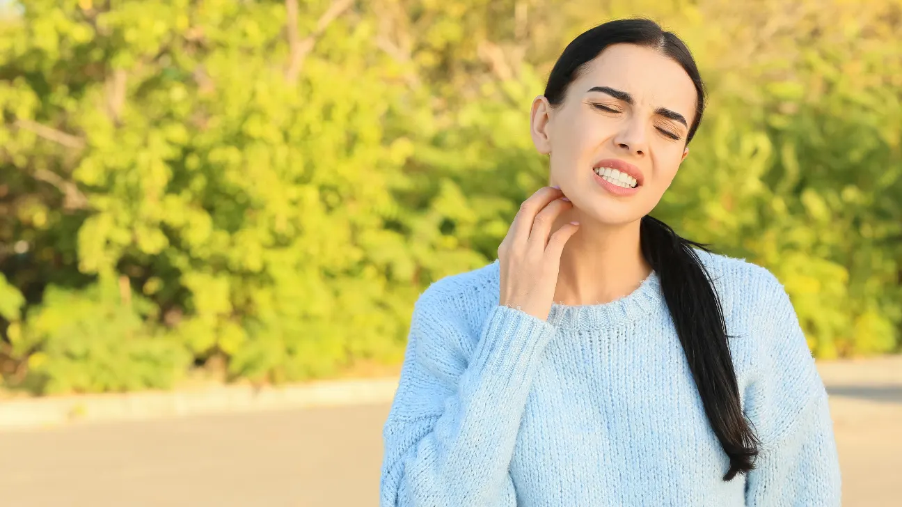 young girl itching her neck due to psoriasis